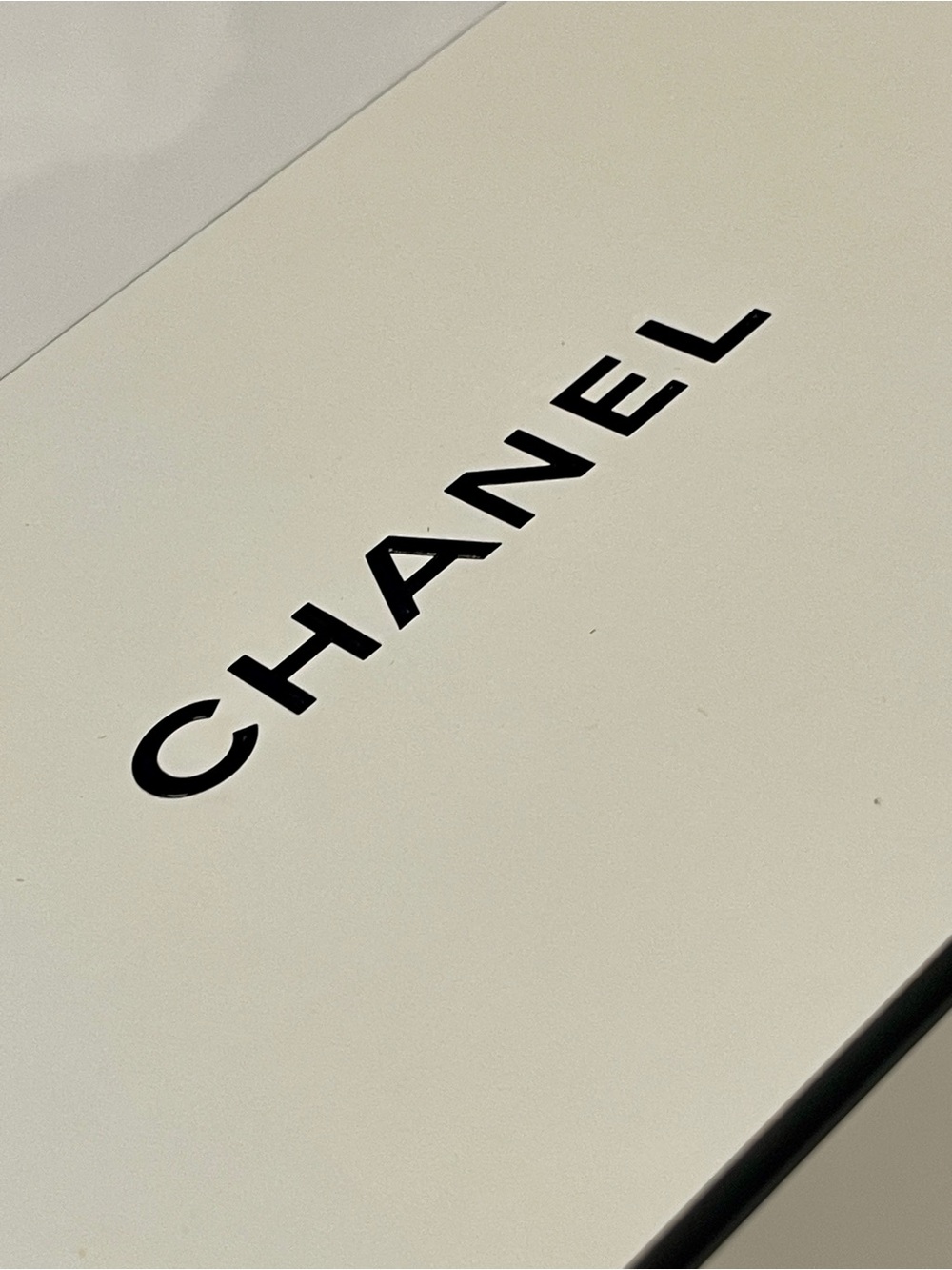CHANEL Cream and Black Logo
Gift Box Empty